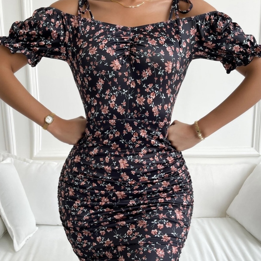Slim dress with floral print with drawstring shoulders